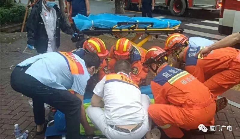 厦门一处路面突然塌陷！一男子连人带车掉入……消防紧急救援！