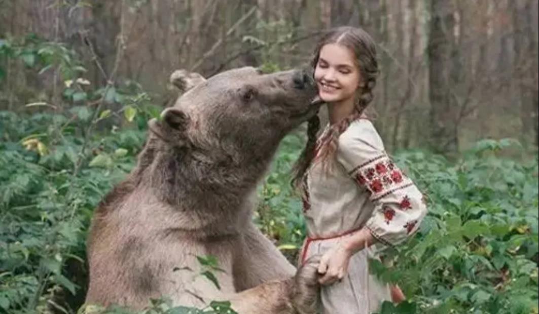 “妈妈！熊在吃我！”俄罗斯少女被熊袭击，给妈妈打了3个电话