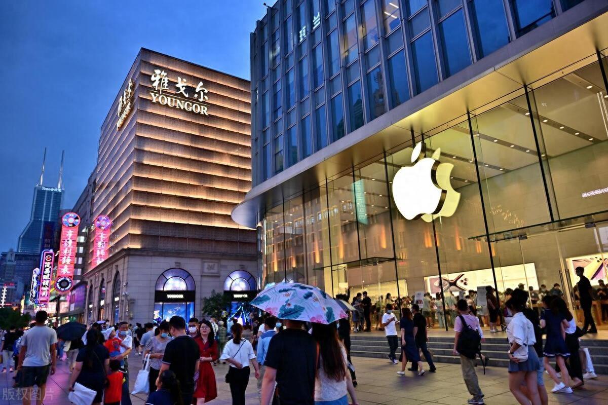 苹果iPhone手机发布第一天！出现了两个反常现象，中国年轻人变了