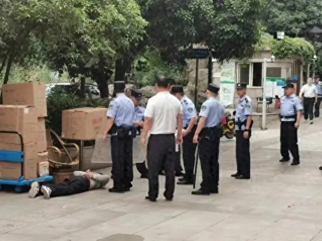 突发！合肥一女教师被公公当街捅9刀致死！现场混乱，内幕曝光