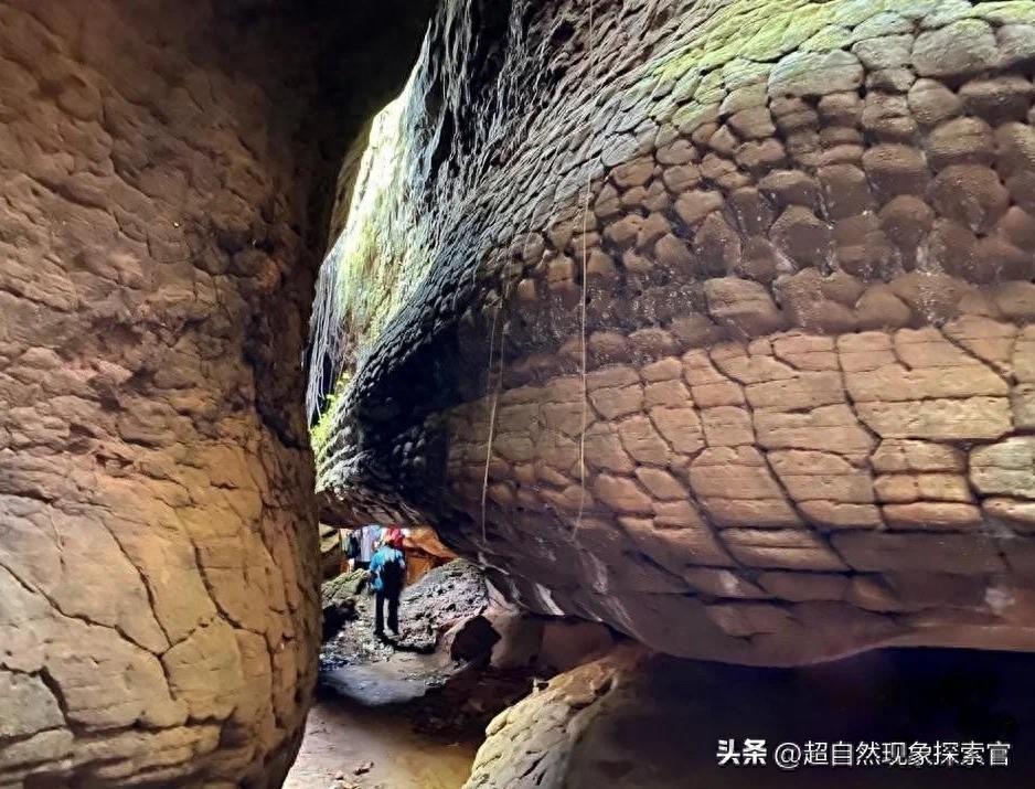 泰国丛林的一块重达数吨岩石，形状像巨蛇。声称这是魔术师的杰作