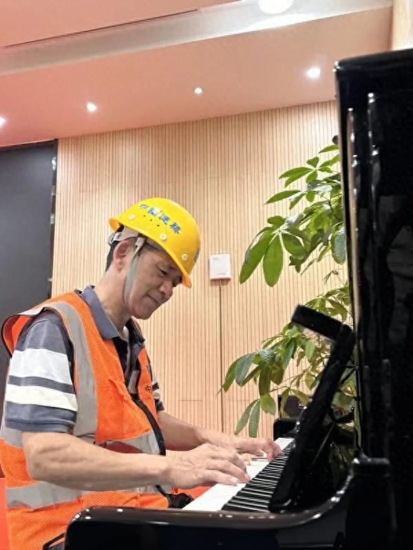 深圳建筑工弹钢琴火了，网友：弹的是回忆和青春