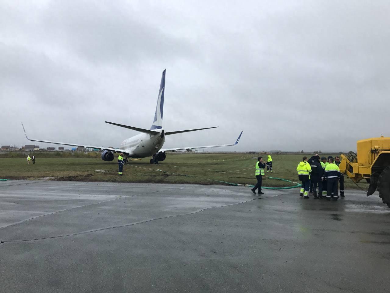 俄媒：一架客机在俄罗斯彼尔姆降落时冲出跑道