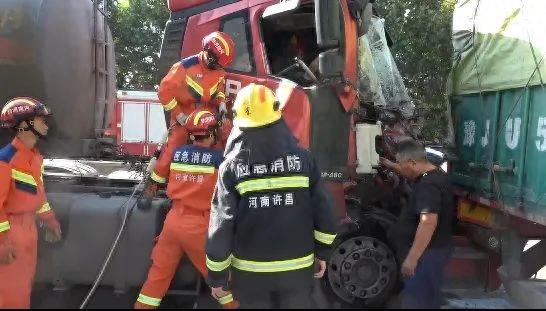 车祸现场男子被困，被救后竖起大拇指为消防员点赞