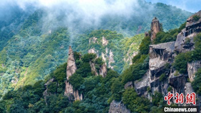 陕西秦岭雨后现云海景观 群山时隐时现