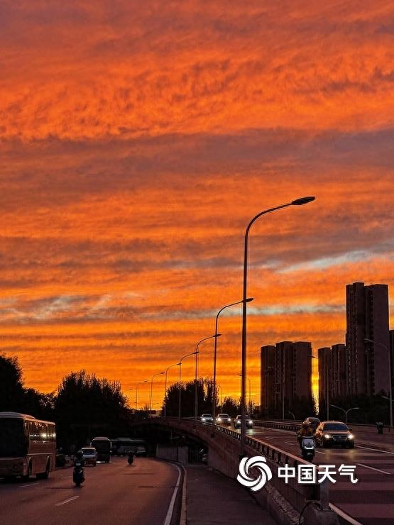 超治愈！今日傍晚北京天空现壮阔晚霞 橙红色染透半边天空