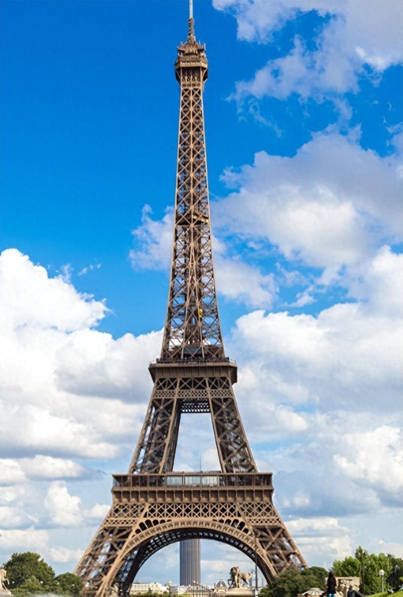 巴黎埃菲尔铁塔，被简称为埃菲尔铁塔，是世界上最著名的建筑之一