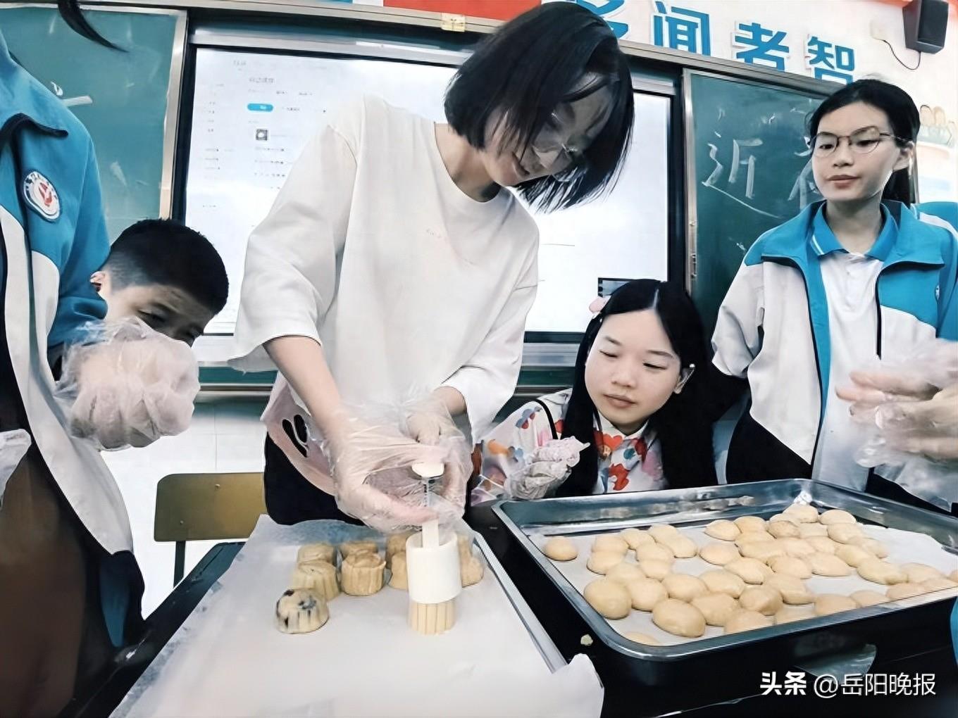平江县三市中学：巧手做月饼、共叙中秋情