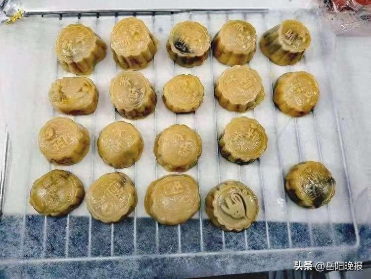 平江县三市中学：巧手做月饼、共叙中秋情