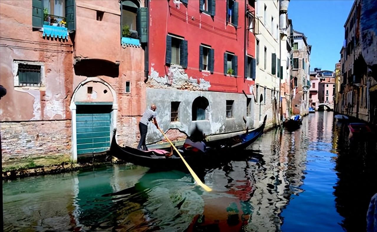 世界上唯一没有汽车的城市，只有船，为何房屋泡在水里还不会倒