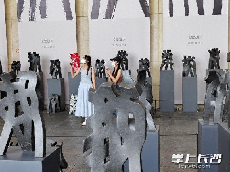 你见过挺立的5米汉字吗？李自健美术馆立起20余件巨雕