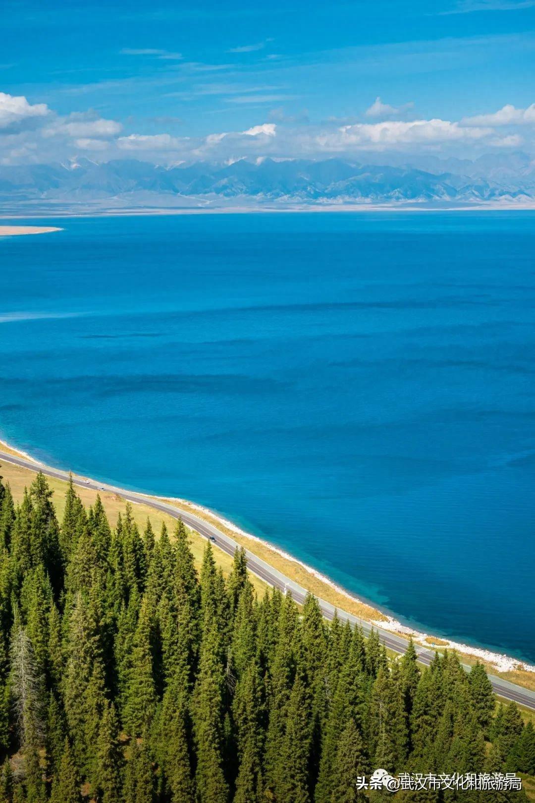 又来安利新疆了，这个湖绝美！