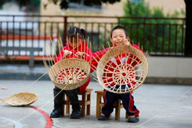 贵州黔西：小学生学竹编