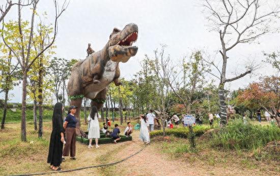 江西广昌：参观恐龙展 穿越侏罗纪