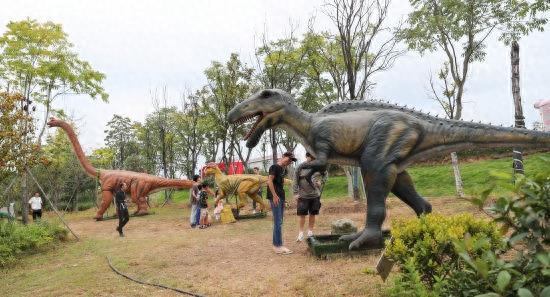 江西广昌：参观恐龙展 穿越侏罗纪