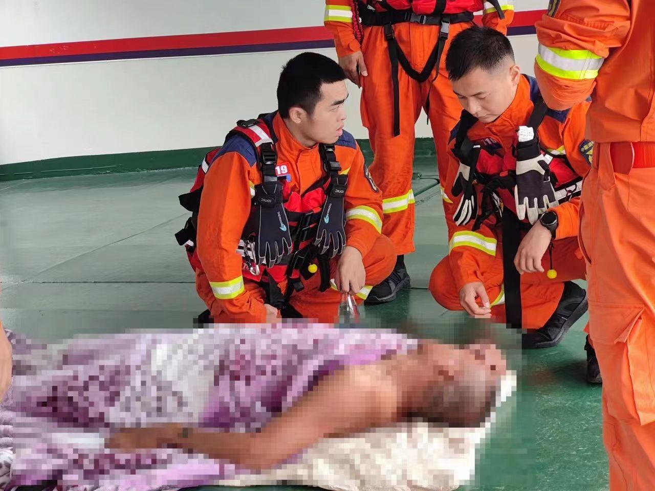 男子喝了一斤多白酒后坠入黄浦江，多位消防员协力成功施救