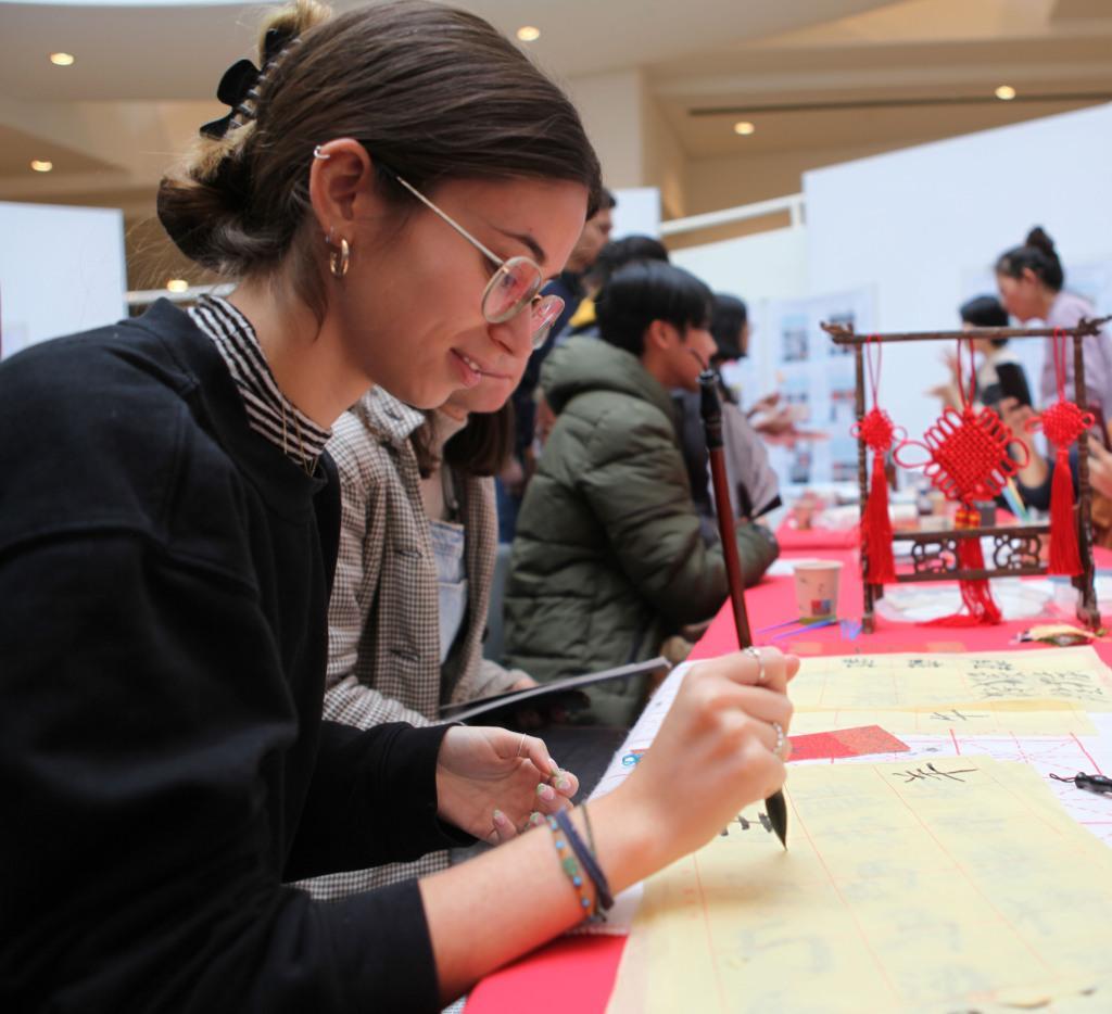 “孔子学院日”活动在比利时举行 一众学子体验中华文化